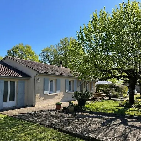 Casa de Férias Charmante Maison, Terrasse, Animaux Admis - 4 Pers. - Fr-1-616-563 Clermont-de-Beauregard